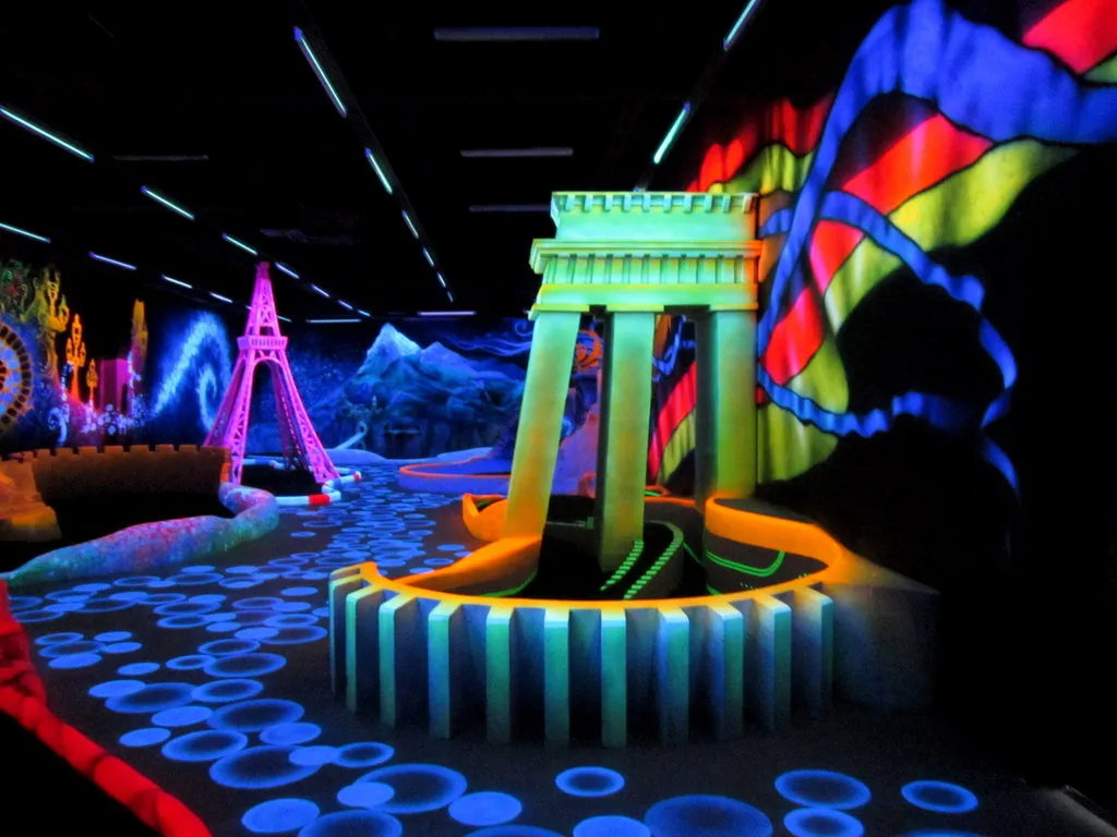 glow in the dark minigolf